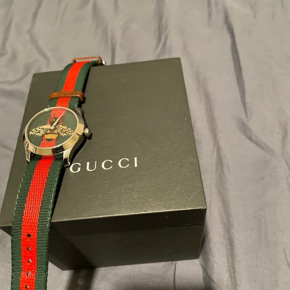 Gucci wristwatch, gently worm, comes in a box, selling it because I got a Rolex. - Picture 2 of 6